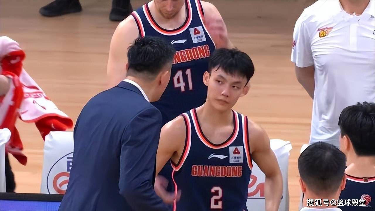 战报湖人20分惨败鹈鹕 詹姆斯34+6老六4抢断锡安26分NBA常规赛继续进行，洛杉矶湖人队（17胜17负）吞下连败。